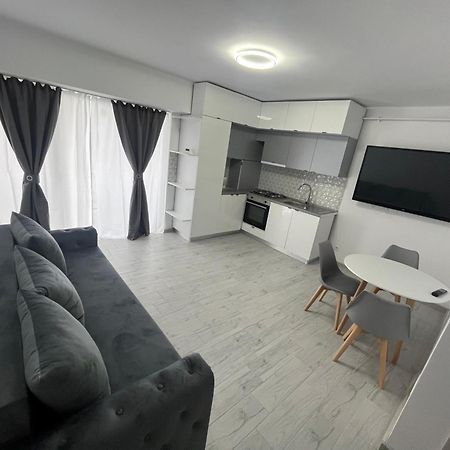 Luxy Apartment Craiova Bagian luar foto